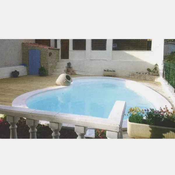 GFK Pool Cornaline Schwimmbecken am Haus im Hof