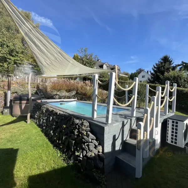 Starlite Sk In Der Gartenanlage Mit Sonnenschirm